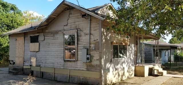 2-bedroom rental at 806 S San Dario Ave in San Antonio, TX — photo 2