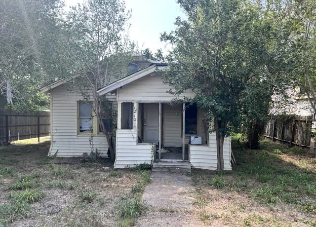 2-bedroom rental at 1210 King David Dr in Three Rivers, TX — photo 1