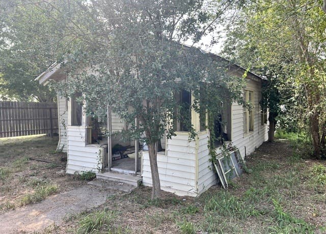 2-bedroom rental at 1210 King David Dr in Three Rivers, TX — photo 2