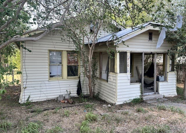 2-bedroom rental at 1210 King David Dr in Three Rivers, TX — photo 3