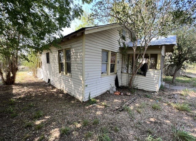 2-bedroom rental at 1210 King David Dr in Three Rivers, TX — photo 4