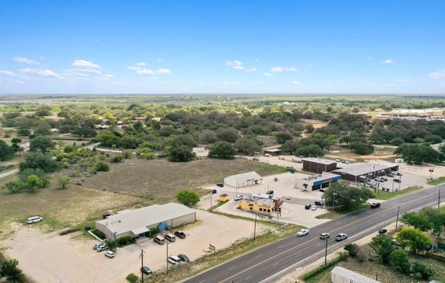 rental at 00 Rossville Rd in Devine, TX — photo 3