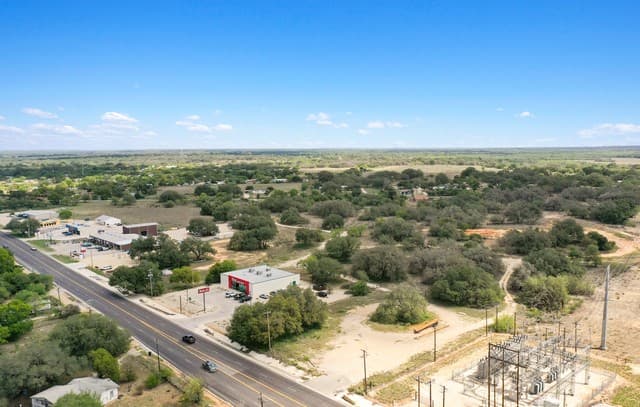 rental at 00 Rossville Rd in Devine, TX — photo 4