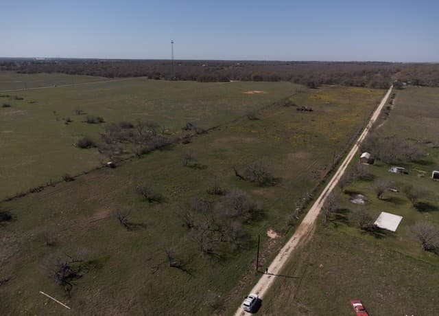 rental at 8765 US Highway 87 W in La Vernia, TX — photo 2
