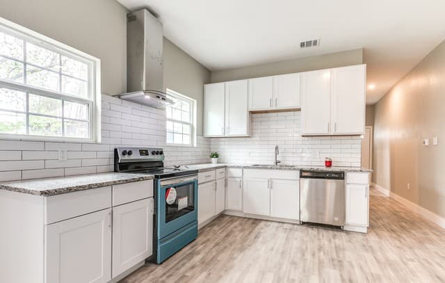 3-bedroom rental at 941 W Myrtle St in San Antonio, TX — photo 2
