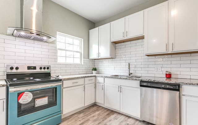 3-bedroom rental at 941 W Myrtle St in San Antonio, TX — photo 5