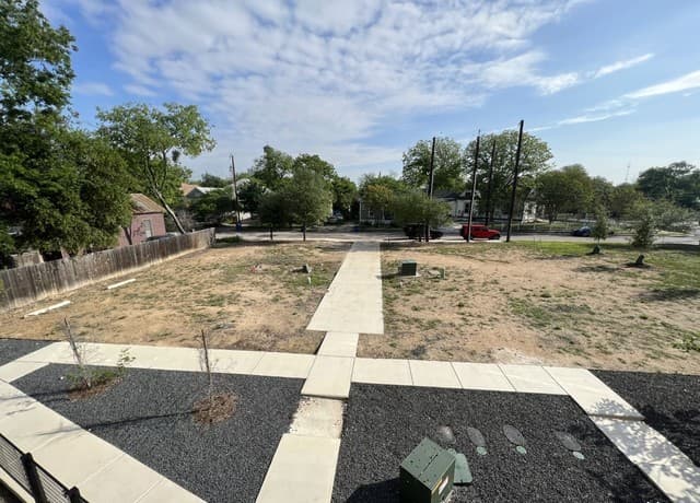 rental at 230 Vance St in San Antonio, TX — photo 2