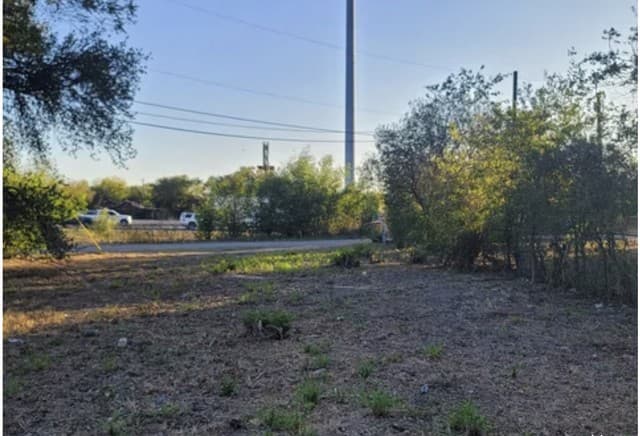 rental at 413 E Lubbock in San Antonio, TX — photo 1
