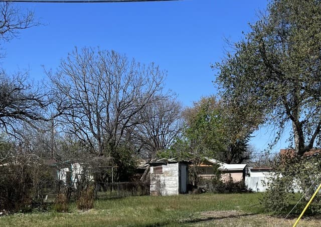 rental at 413 E Lubbock in San Antonio, TX — photo 2