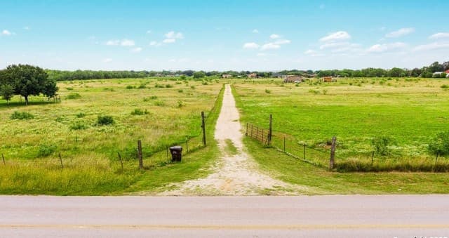 rental at 00 Borregas Rd in Elmendorf, TX — photo 4
