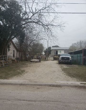 rental at 1334 Fenfield Ave in San Antonio, TX — photo 1