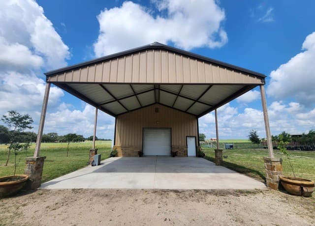 rental at 1208 County Road 317 in La Vernia, TX — photo 2