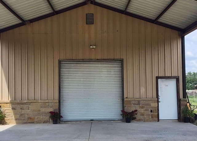 rental at 1208 County Road 317 in La Vernia, TX — photo 3