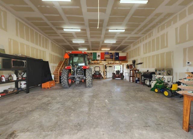 rental at 1208 County Road 317 in La Vernia, TX — photo 4
