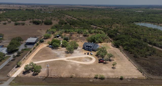 4-bedroom rental at 1411 Fm 3161 in Floresville, TX — photo 2