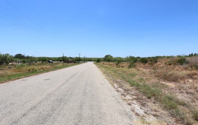 rental at 103 County Road 2638 in Devine, TX — photo 5