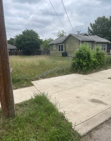 rental at 225 W Petaluma Blvd in San Antonio, TX — photo 1