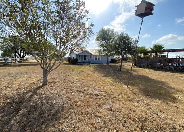 4-bedroom rental at 2667 County Road 134 in Floresville, TX — photo 4