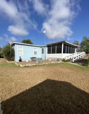 4-bedroom rental at 2667 County Road 134 in Floresville, TX — photo 5