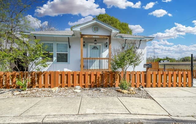 3-bedroom rental at 1503 Edison Dr in San Antonio, TX — photo 1
