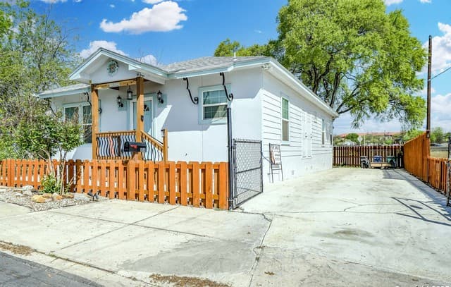 3-bedroom rental at 1503 Edison Dr in San Antonio, TX — photo 3
