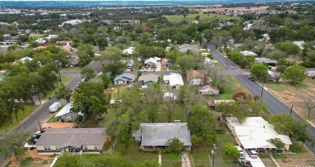 3-bedroom rental at 903 Franklin St in Fredericksburg, TX — photo 2