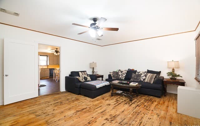 3-bedroom rental at 903 Franklin St in Fredericksburg, TX — photo 3