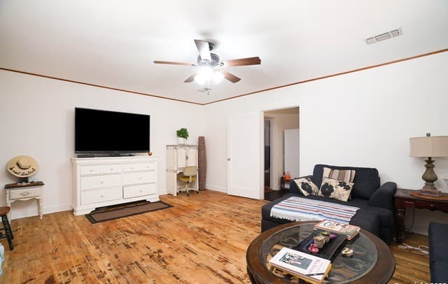 3-bedroom rental at 903 Franklin St in Fredericksburg, TX — photo 4