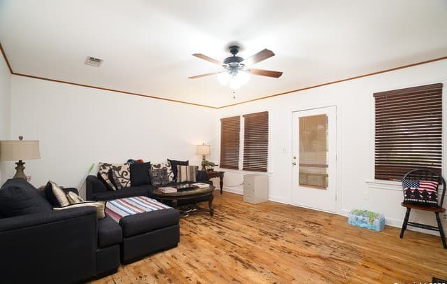 3-bedroom rental at 903 Franklin St in Fredericksburg, TX — photo 5
