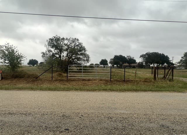 rental at TBD Graytown Road in St Hedwig, TX — photo 1
