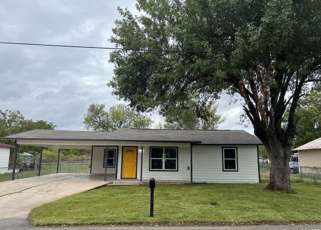 3-bedroom rental at 1207 Plum St in Floresville, TX — photo 3