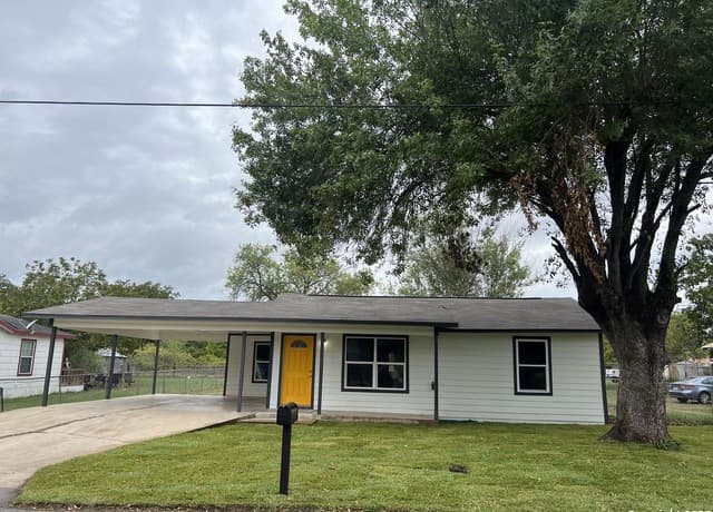 3-bedroom rental at 1207 Plum St in Floresville, TX — photo 4