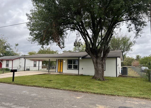 3-bedroom rental at 1207 Plum St in Floresville, TX — photo 5