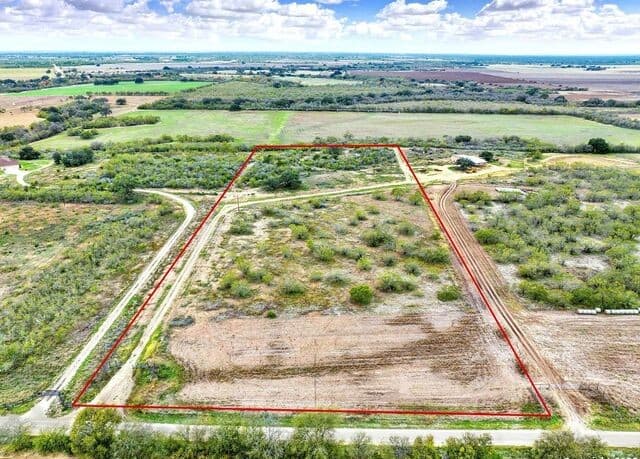 rental at 2049 County Road 451 in Hondo, TX — photo 1