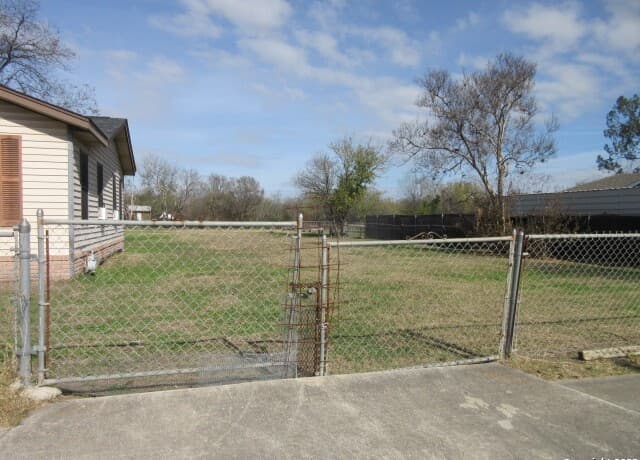 rental at 000 Eldridge Ave in San Antonio, TX — photo 5