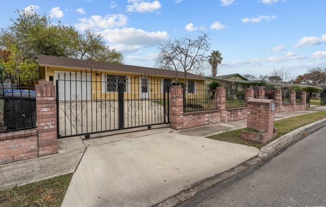 3-bedroom rental at 8627 Cape Valley St in San Antonio, TX — photo 2