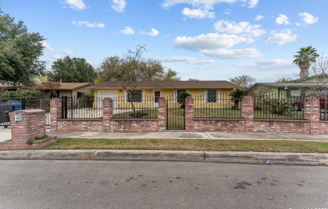 3-bedroom rental at 8627 Cape Valley St in San Antonio, TX — photo 3
