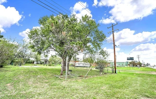 rental at 2315 Hwy 181 in Floresville, TX — photo 4