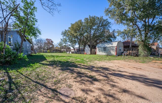 rental at 7988 E 5th St in Somerset, TX — photo 2