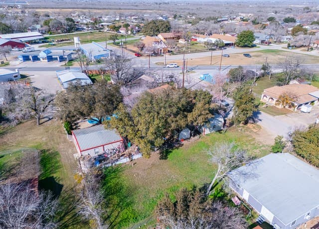 rental at 7988 E 5th St in Somerset, TX — photo 3
