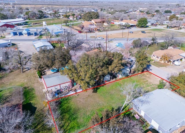 rental at 7988 E 5th St in Somerset, TX — photo 5