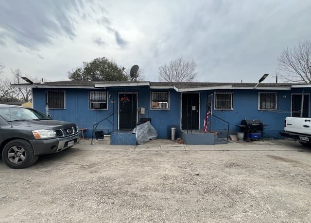 rental at 710 E Southcross Blvd in San Antonio, TX — photo 1