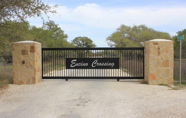rental at 818 Encino Way in Natalia, TX — photo 3