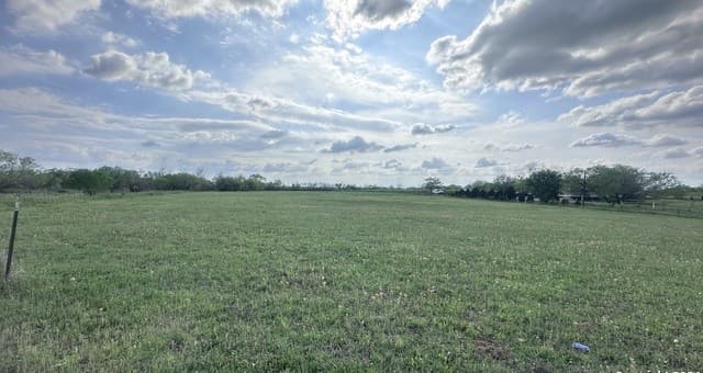 rental at 1 County Rd # 163 in Elmendorf, TX — photo 1