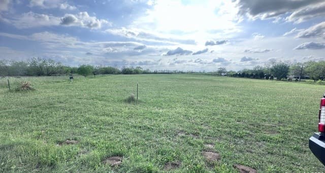 rental at 1 County Rd # 163 in Elmendorf, TX — photo 3
