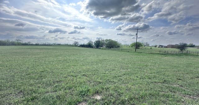 rental at 1 County Rd # 163 in Elmendorf, TX — photo 4