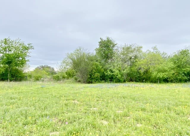 rental at 210 Shamrock Dr in Floresville, TX — photo 3