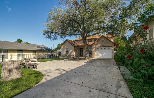 3-bedroom rental at 1131 Alametos in San Antonio, TX — photo 2