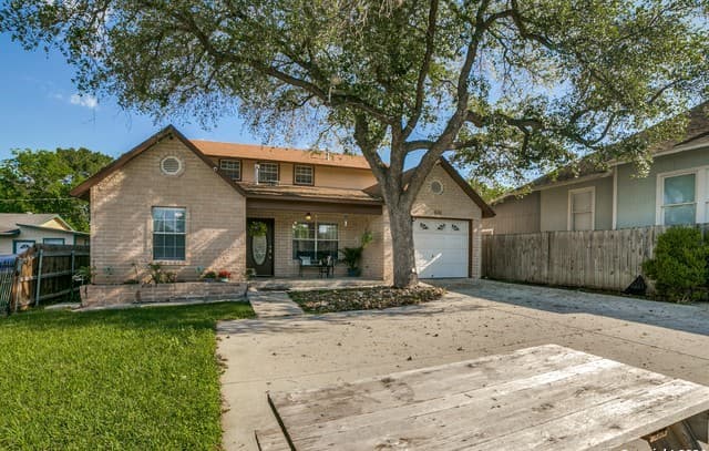 3-bedroom rental at 1131 Alametos in San Antonio, TX — photo 3