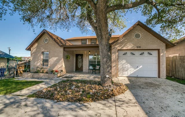 3-bedroom rental at 1131 Alametos in San Antonio, TX — photo 4